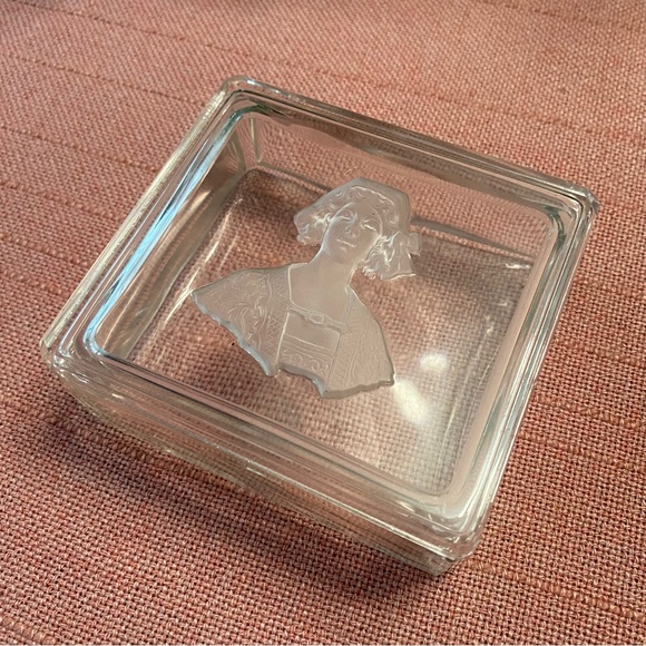 Colonial Woman’s Bust Engraved On A Cut Glass Trinket / Cigarette Box - Picture 1 of 12